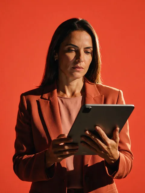 Profissional de comércio exterior analisando indicadores em um tablet.